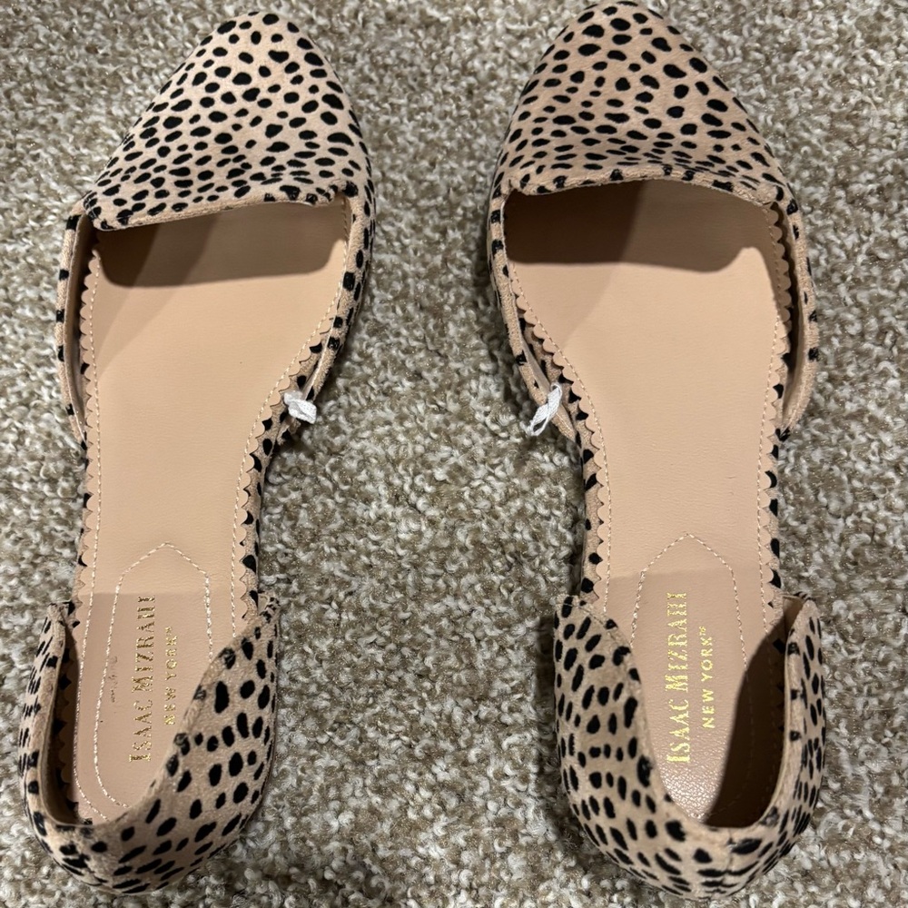 Isaac Mizrahi Women's Spotted Tan Flats